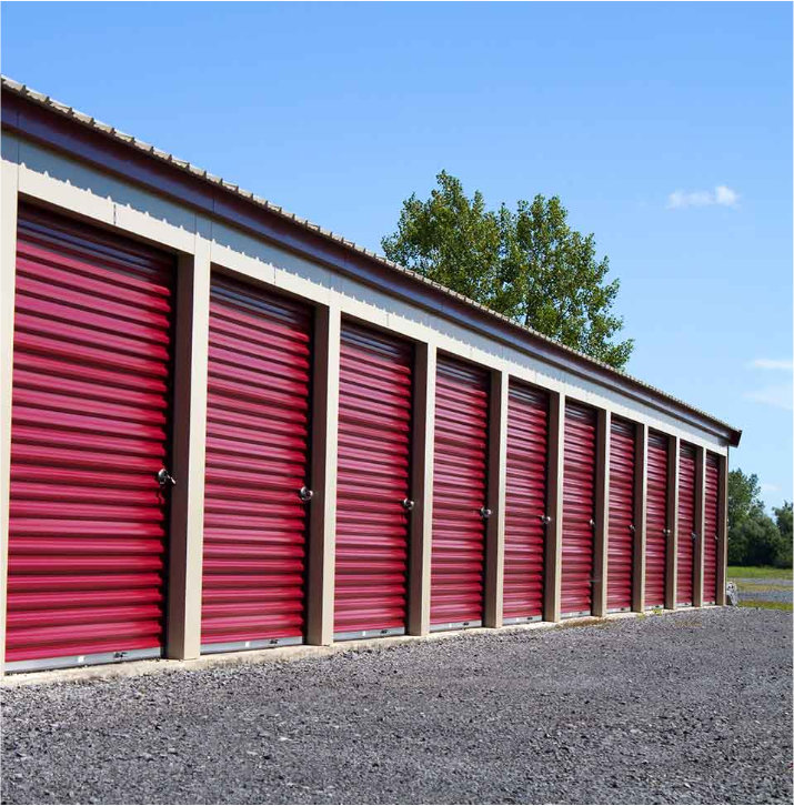 Photo montrant des unités de entreposage exterieur avec des portes de couleur rouge foncé.
